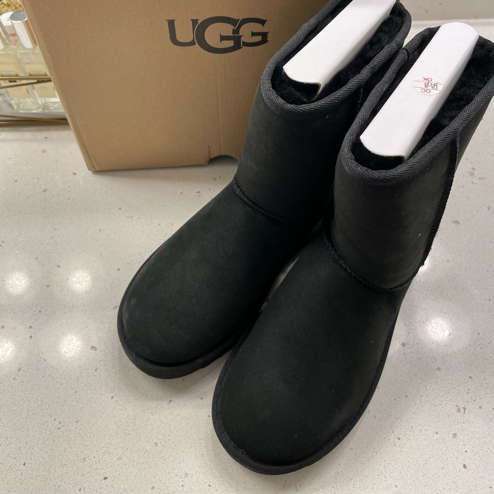 UGG Classic Short II Size 6 Boots - Black
